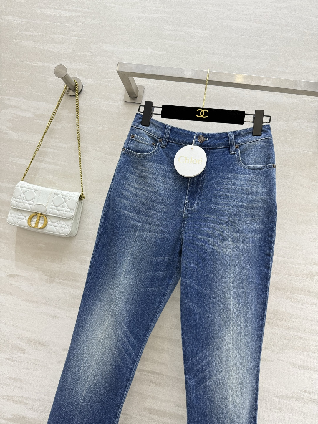 #Chlo新款高腰牛仔微喇裤 裤脚独特手工毛边设计随性洒脱 中高腰修身版型上身就是妥妥的长腿妹子 后口袋