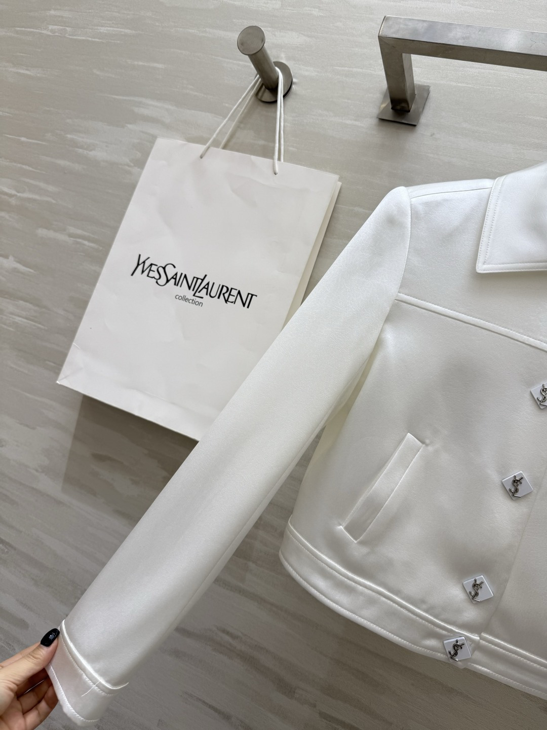 𝗦𝗔𝗜𝗡𝗧 𝗟𝗔𝗨𝗥𝗘𝗡短款夹克外套 进口醋酸裂纹面料质感细腻柔软 短款设计轻松打造完美身材比例 小个子