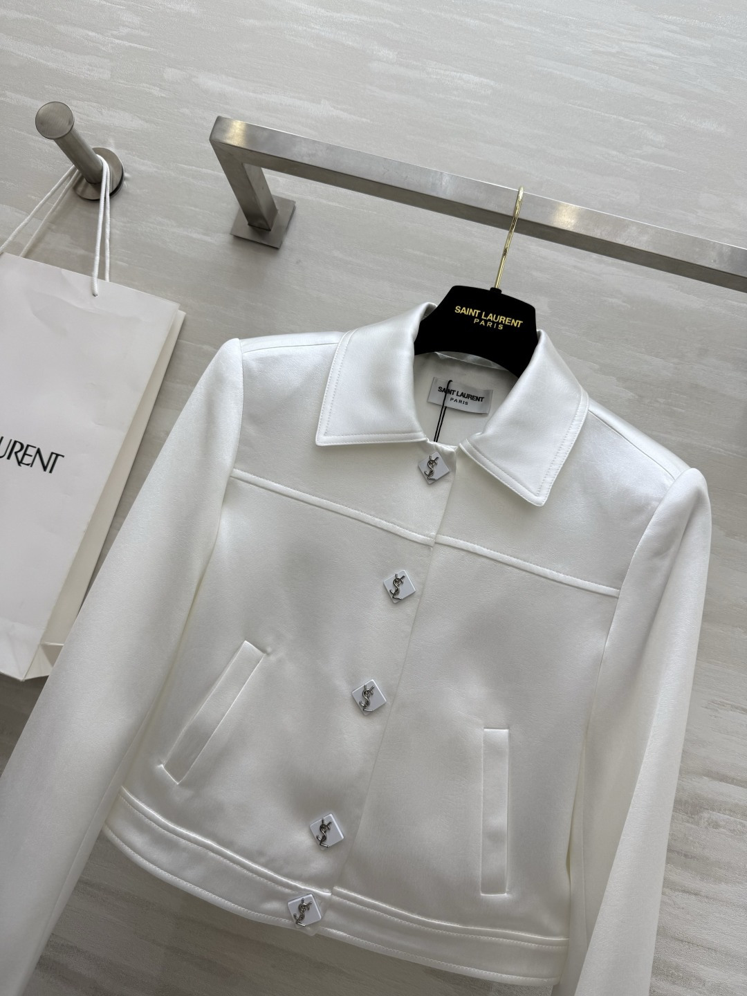 𝗦𝗔𝗜𝗡𝗧 𝗟𝗔𝗨𝗥𝗘𝗡短款夹克外套 进口醋酸裂纹面料质感细腻柔软 短款设计轻松打造完美身材比例 小个子