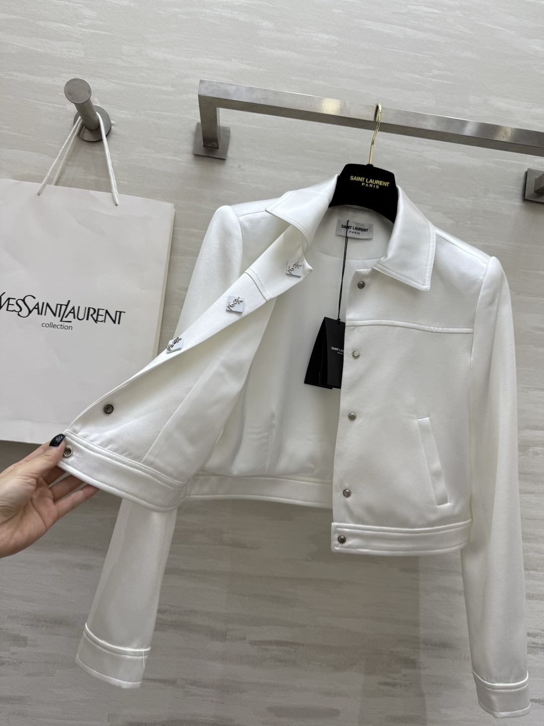 𝗦𝗔𝗜𝗡𝗧 𝗟𝗔𝗨𝗥𝗘𝗡短款夹克外套 进口醋酸裂纹面料质感细腻柔软 短款设计轻松打造完美身材比例 小个子