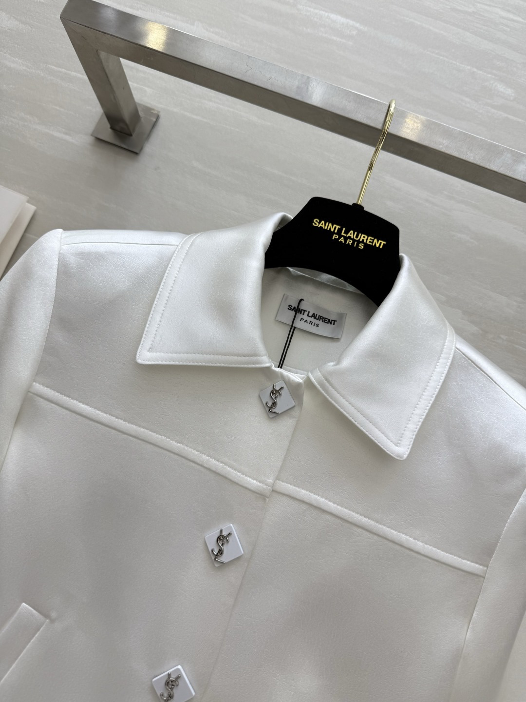 𝗦𝗔𝗜𝗡𝗧 𝗟𝗔𝗨𝗥𝗘𝗡短款夹克外套 进口醋酸裂纹面料质感细腻柔软 短款设计轻松打造完美身材比例 小个子