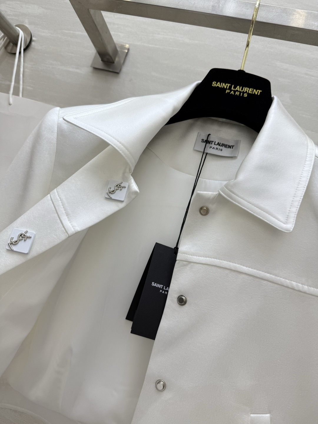 𝗦𝗔𝗜𝗡𝗧 𝗟𝗔𝗨𝗥𝗘𝗡短款夹克外套 进口醋酸裂纹面料质感细腻柔软 短款设计轻松打造完美身材比例 小个子