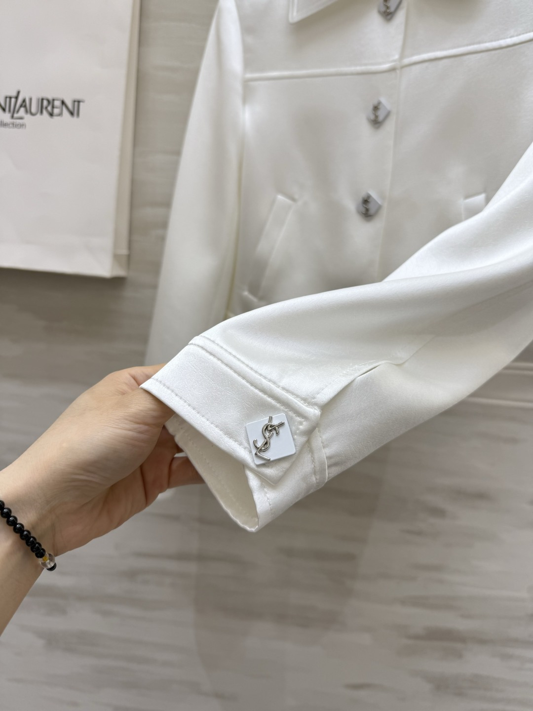 𝗦𝗔𝗜𝗡𝗧 𝗟𝗔𝗨𝗥𝗘𝗡短款夹克外套 进口醋酸裂纹面料质感细腻柔软 短款设计轻松打造完美身材比例 小个子