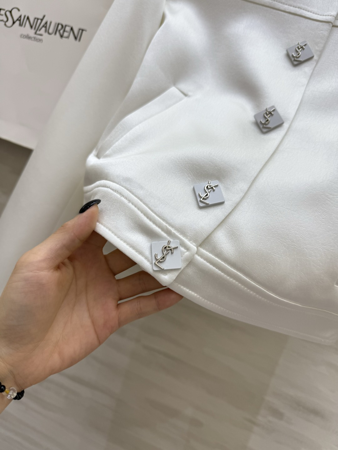 𝗦𝗔𝗜𝗡𝗧 𝗟𝗔𝗨𝗥𝗘𝗡短款夹克外套 进口醋酸裂纹面料质感细腻柔软 短款设计轻松打造完美身材比例 小个子