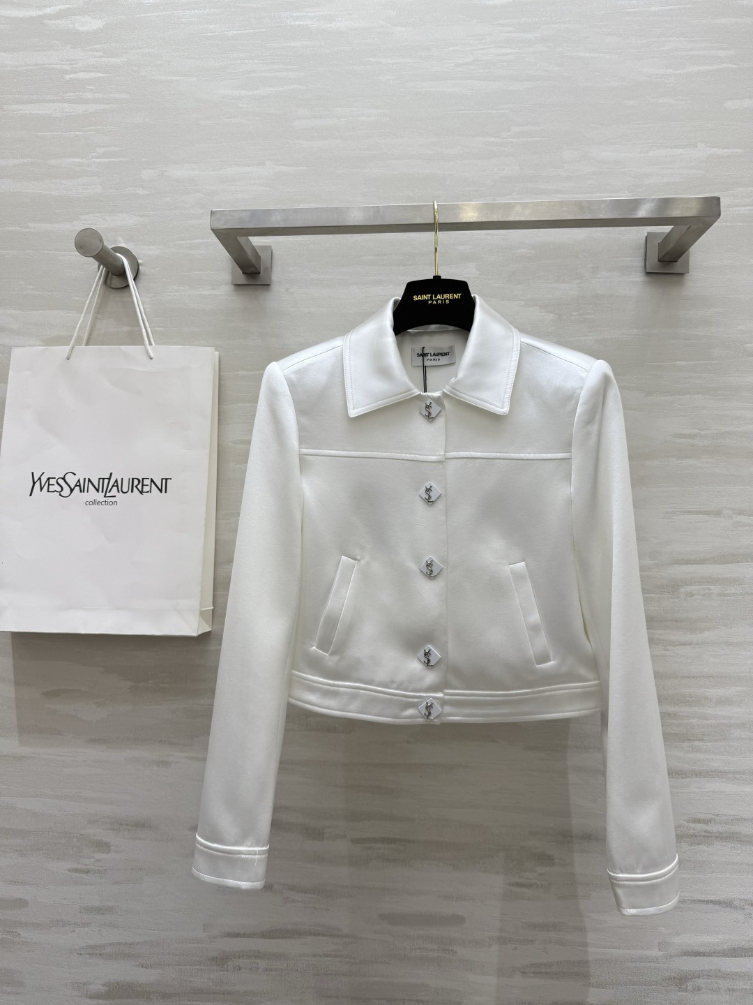 𝗦𝗔𝗜𝗡𝗧 𝗟𝗔𝗨𝗥𝗘𝗡短款夹克外套 进口醋酸裂纹面料质感细腻柔软 短款设计轻松打造完美身材比例 小个子