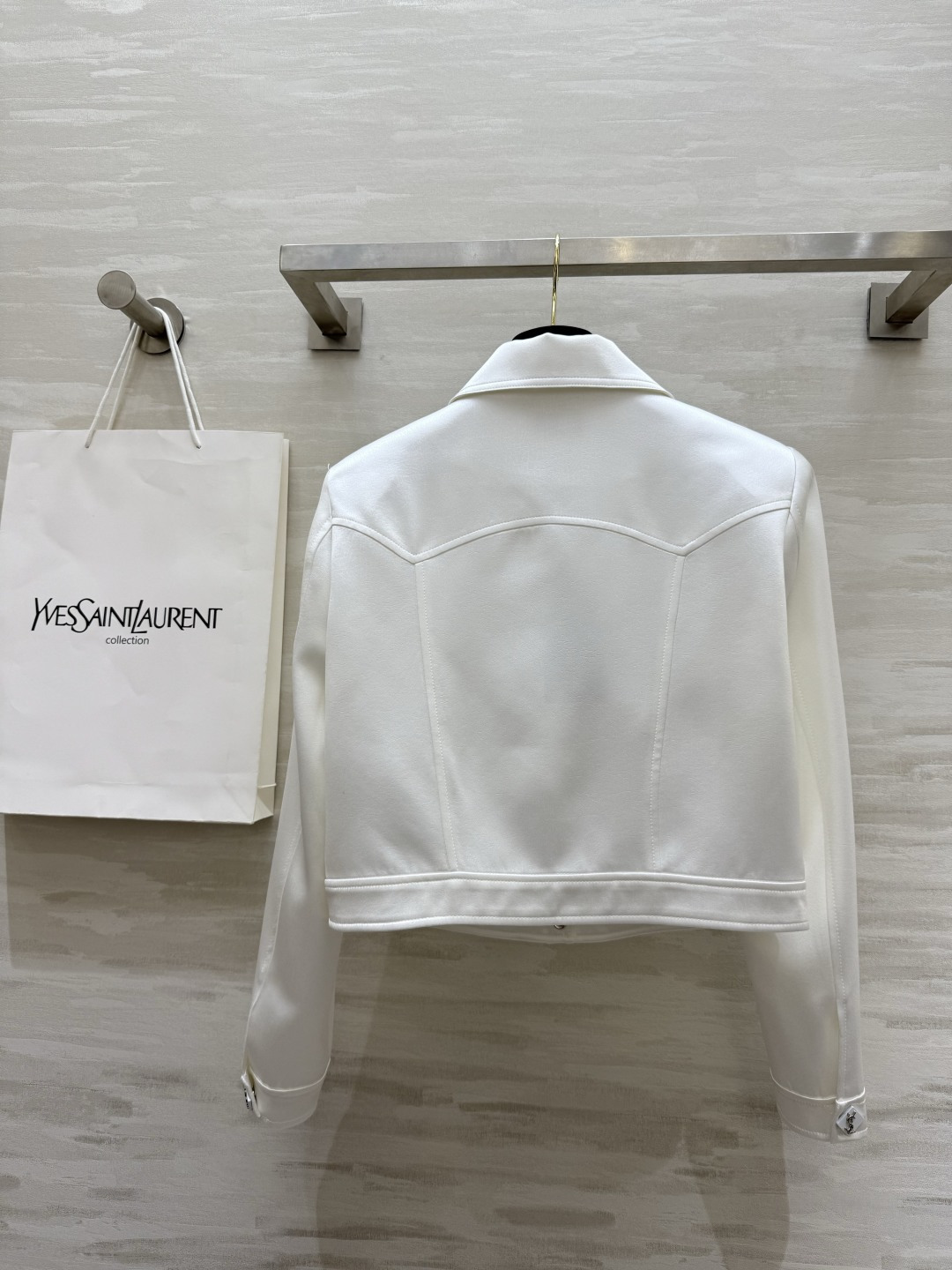 𝗦𝗔𝗜𝗡𝗧 𝗟𝗔𝗨𝗥𝗘𝗡短款夹克外套 进口醋酸裂纹面料质感细腻柔软 短款设计轻松打造完美身材比例 小个子