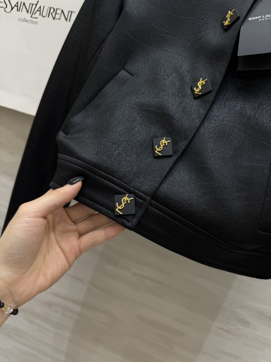 𝗦𝗔𝗜𝗡𝗧 𝗟𝗔𝗨𝗥𝗘𝗡短款夹克外套 进口醋酸裂纹面料质感细腻柔软 短款设计轻松打造完美身材比例 小个子