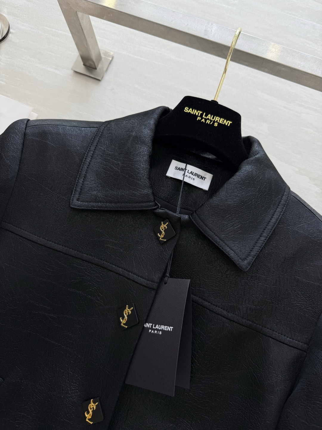 𝗦𝗔𝗜𝗡𝗧 𝗟𝗔𝗨𝗥𝗘𝗡短款夹克外套 进口醋酸裂纹面料质感细腻柔软 短款设计轻松打造完美身材比例 小个子