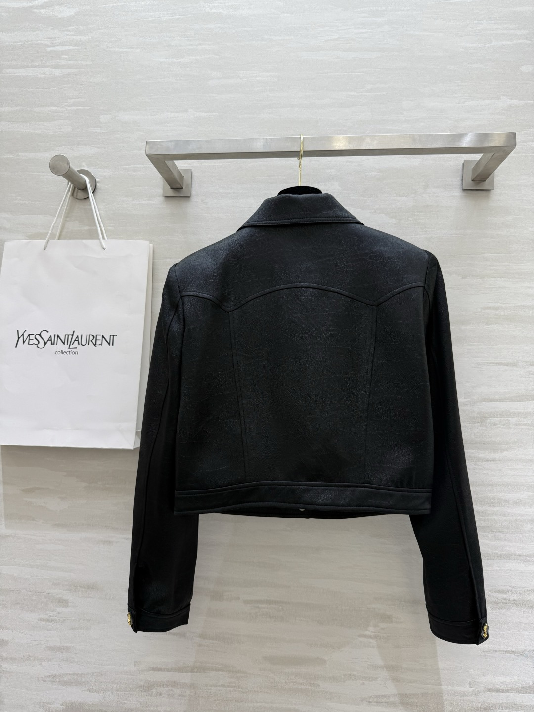 𝗦𝗔𝗜𝗡𝗧 𝗟𝗔𝗨𝗥𝗘𝗡短款夹克外套 进口醋酸裂纹面料质感细腻柔软 短款设计轻松打造完美身材比例 小个子