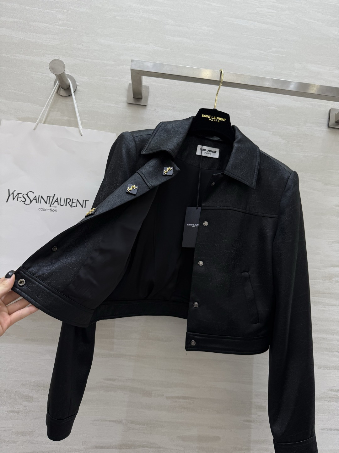 𝗦𝗔𝗜𝗡𝗧 𝗟𝗔𝗨𝗥𝗘𝗡短款夹克外套 进口醋酸裂纹面料质感细腻柔软 短款设计轻松打造完美身材比例 小个子