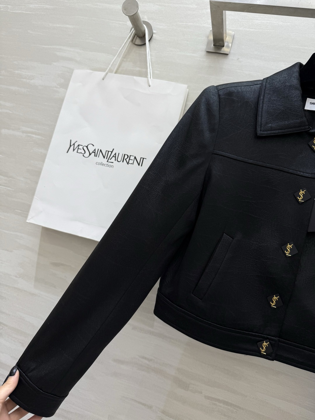 𝗦𝗔𝗜𝗡𝗧 𝗟𝗔𝗨𝗥𝗘𝗡短款夹克外套 进口醋酸裂纹面料质感细腻柔软 短款设计轻松打造完美身材比例 小个子