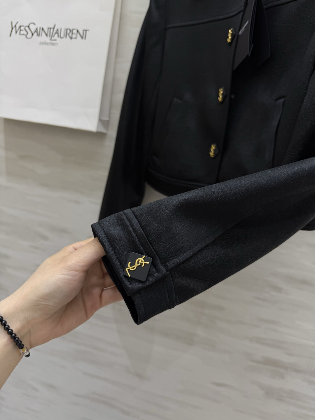 𝗦𝗔𝗜𝗡𝗧 𝗟𝗔𝗨𝗥𝗘𝗡短款夹克外套 进口醋酸裂纹面料质感细腻柔软 短款设计轻松打造完美身材比例 小个子