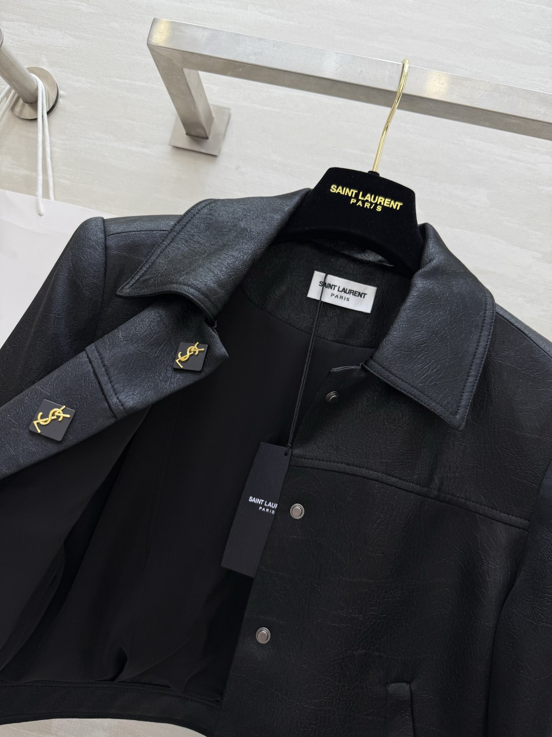 𝗦𝗔𝗜𝗡𝗧 𝗟𝗔𝗨𝗥𝗘𝗡短款夹克外套 进口醋酸裂纹面料质感细腻柔软 短款设计轻松打造完美身材比例 小个子