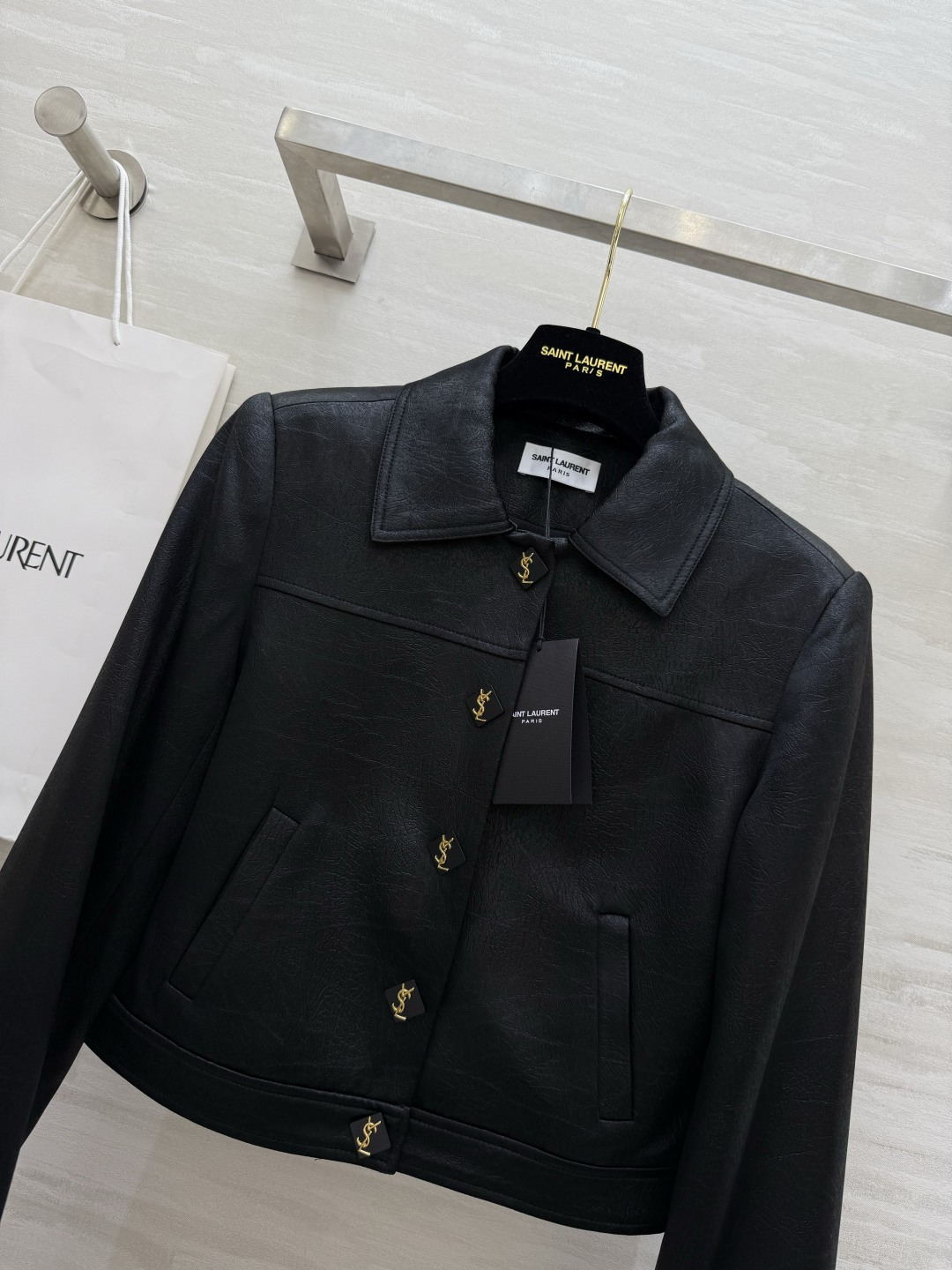 𝗦𝗔𝗜𝗡𝗧 𝗟𝗔𝗨𝗥𝗘𝗡短款夹克外套 进口醋酸裂纹面料质感细腻柔软 短款设计轻松打造完美身材比例 小个子