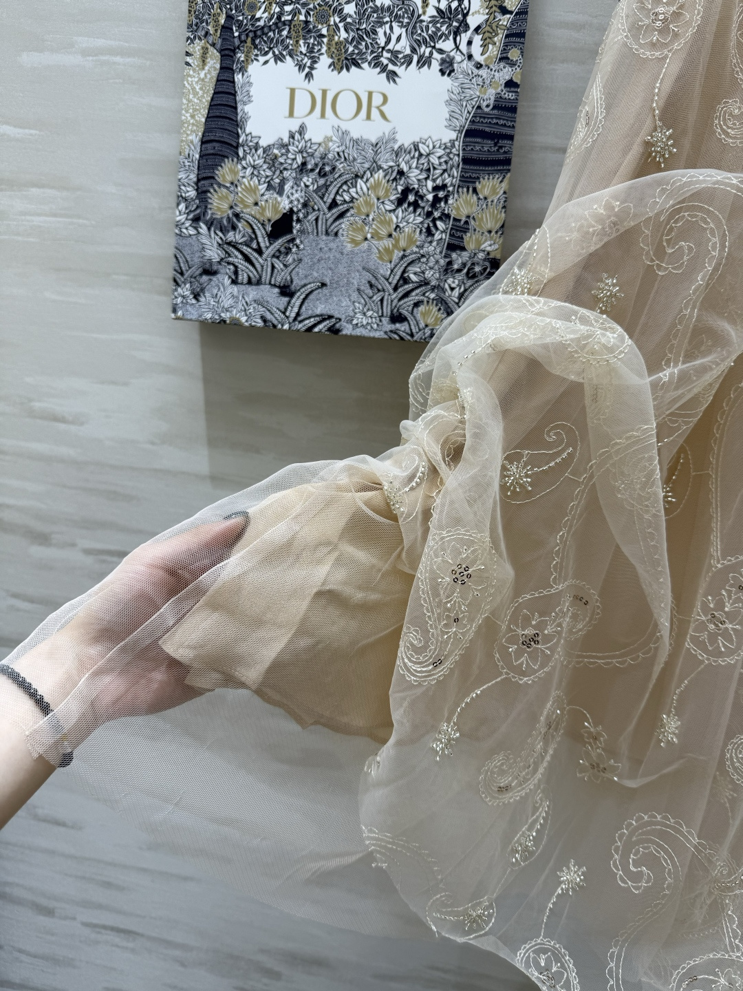 #DIO♡腰果花网纱半裙 内里重磅真丝重工刺绣腰果花 视觉上更具有层次感 醒目吸睛！裙褶大小刚刚好 显瘦