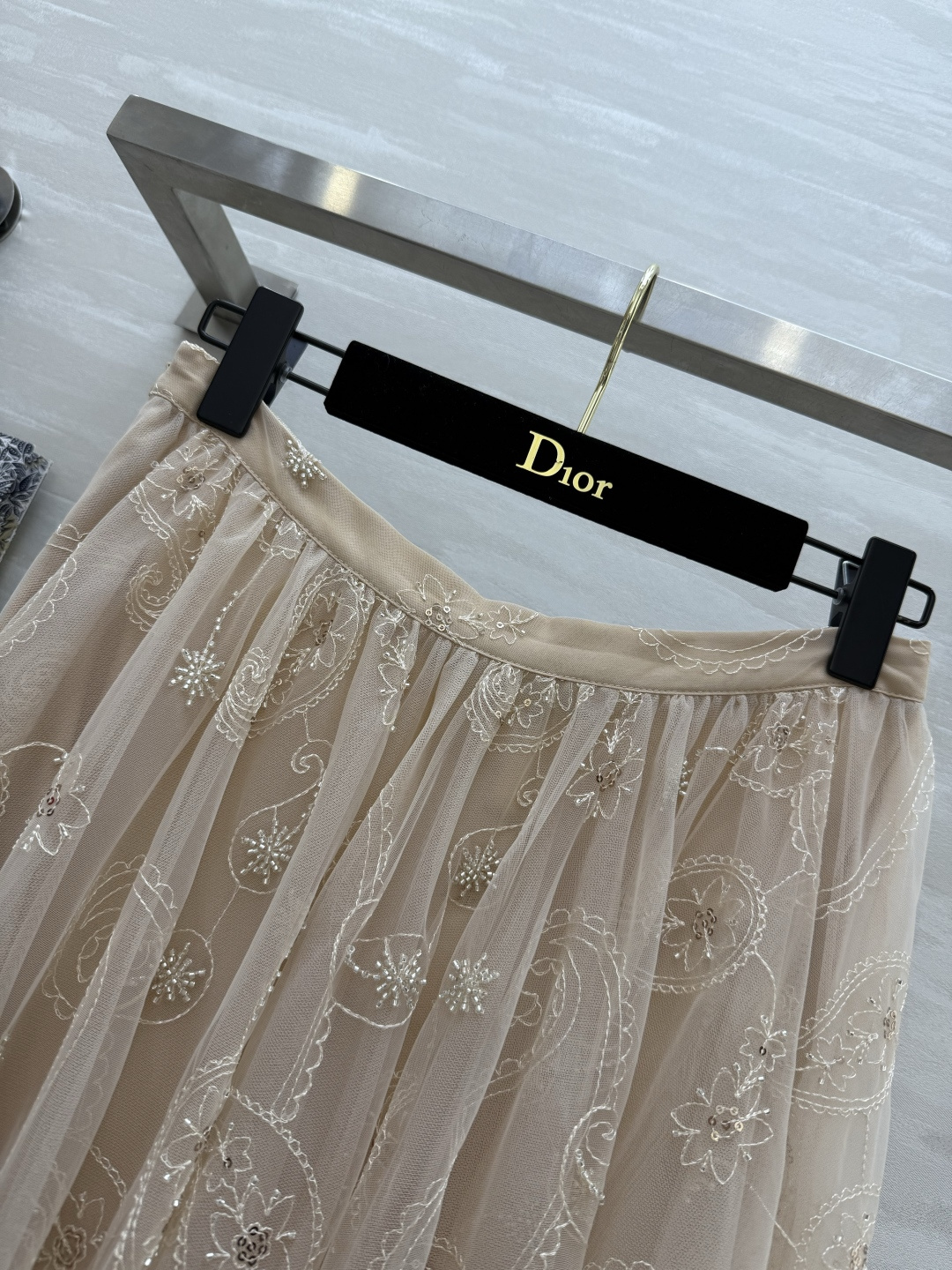 #DIO♡腰果花网纱半裙 内里重磅真丝重工刺绣腰果花 视觉上更具有层次感 醒目吸睛！裙褶大小刚刚好 显瘦