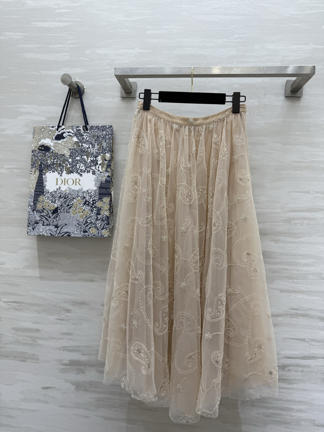 #DIO♡腰果花网纱半裙 内里重磅真丝重工刺绣腰果花 视觉上更具有层次感 醒目吸睛！裙褶大小刚刚好 显瘦