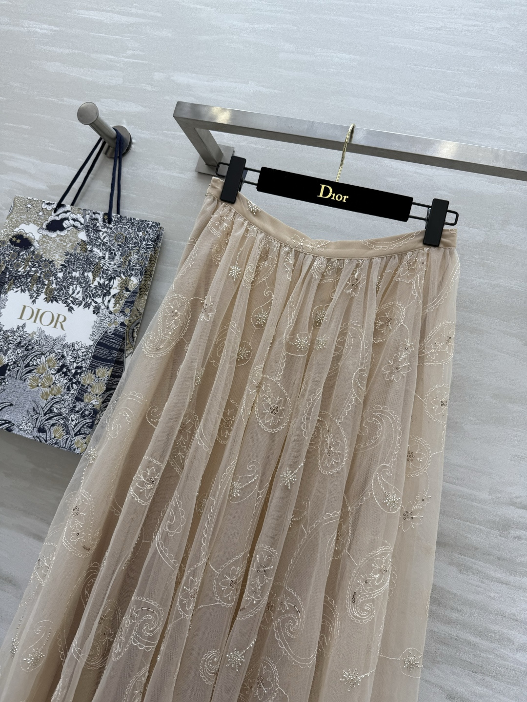 #DIO♡腰果花网纱半裙 内里重磅真丝重工刺绣腰果花 视觉上更具有层次感 醒目吸睛！裙褶大小刚刚好 显瘦