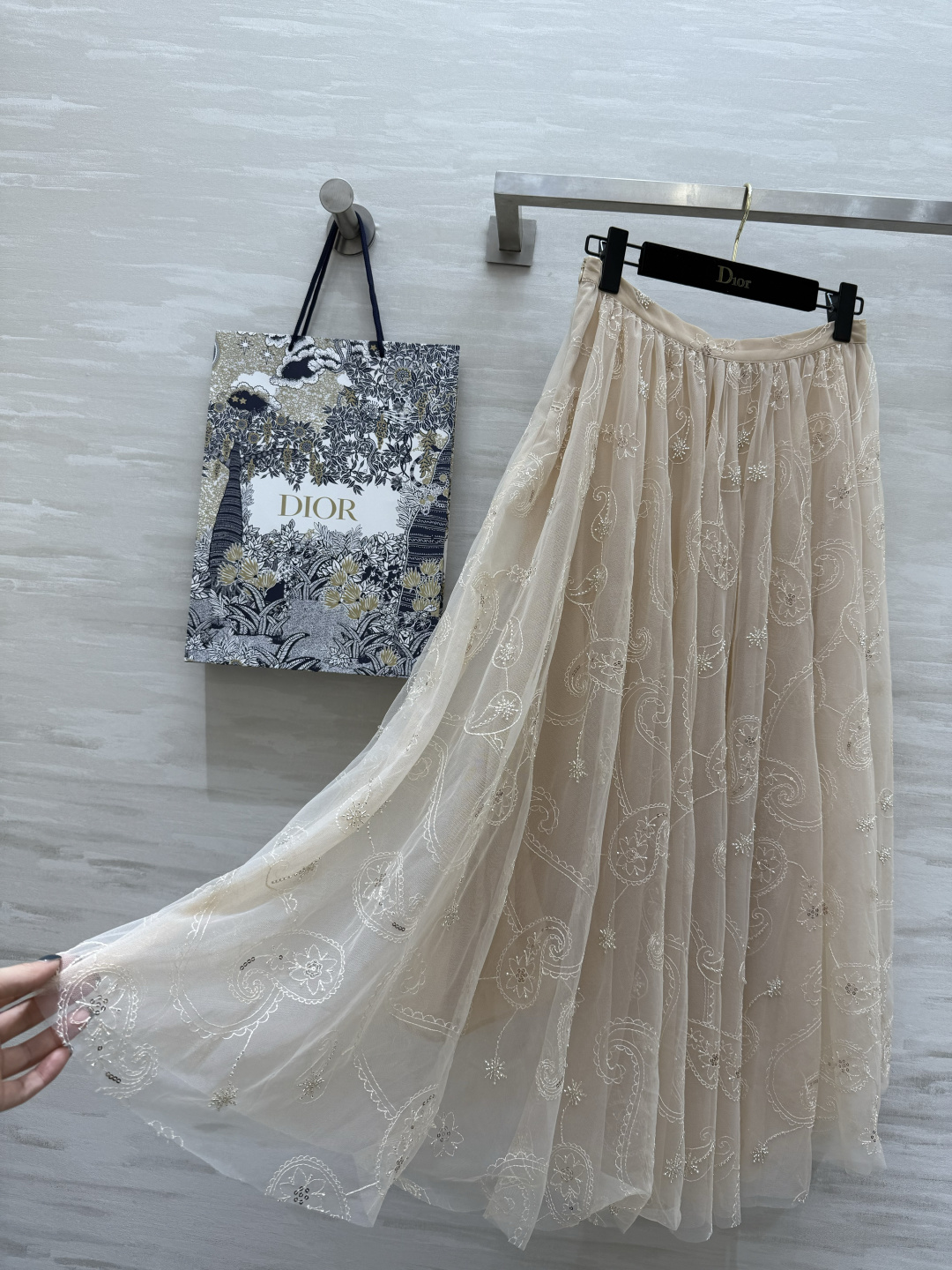 #DIO♡腰果花网纱半裙 内里重磅真丝重工刺绣腰果花 视觉上更具有层次感 醒目吸睛！裙褶大小刚刚好 显瘦