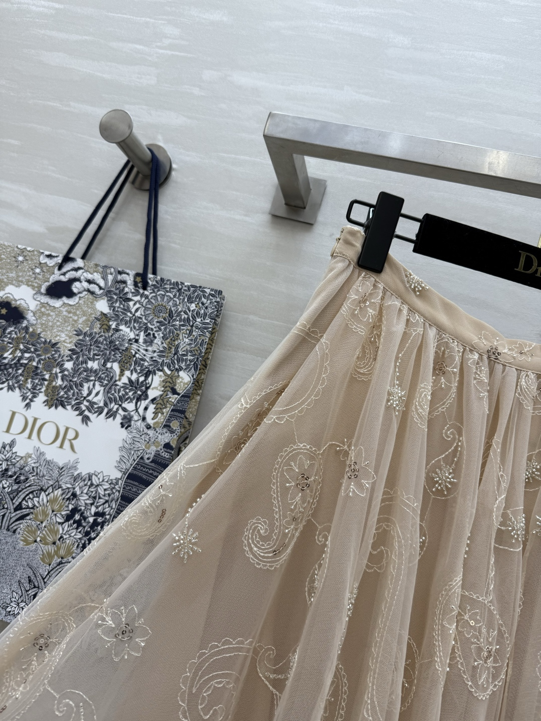 #DIO♡腰果花网纱半裙 内里重磅真丝重工刺绣腰果花 视觉上更具有层次感 醒目吸睛！裙褶大小刚刚好 显瘦