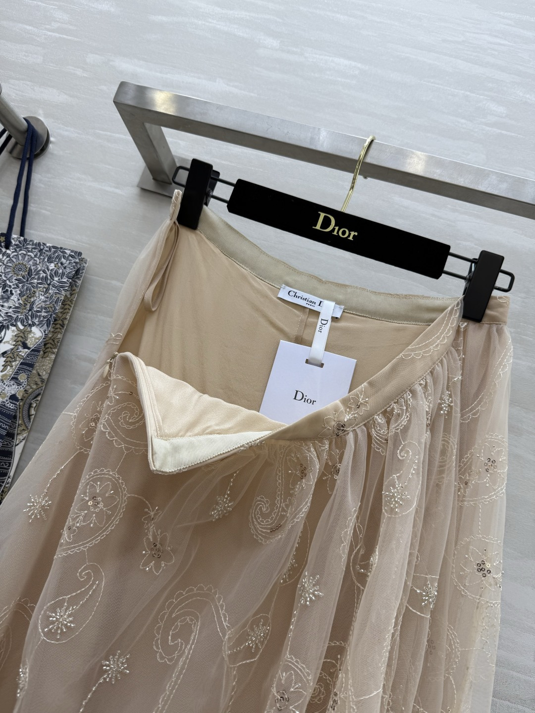 #DIO♡腰果花网纱半裙 内里重磅真丝重工刺绣腰果花 视觉上更具有层次感 醒目吸睛！裙褶大小刚刚好 显瘦