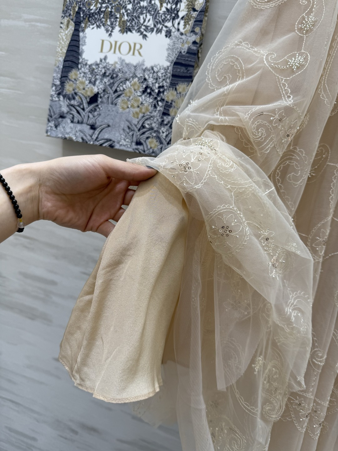 #DIO♡腰果花网纱半裙 内里重磅真丝重工刺绣腰果花 视觉上更具有层次感 醒目吸睛！裙褶大小刚刚好 显瘦