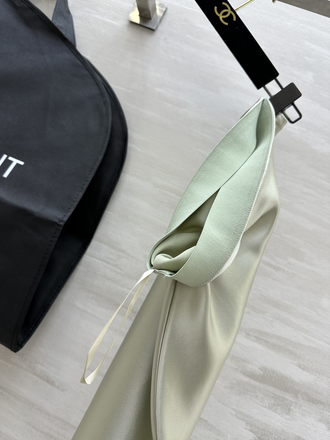 强烈推荐 超级(๑>◡<๑)爆炸款 Saint Lauren♡²⁶新品 走路带风 自带坠感 醋酸长款半裙