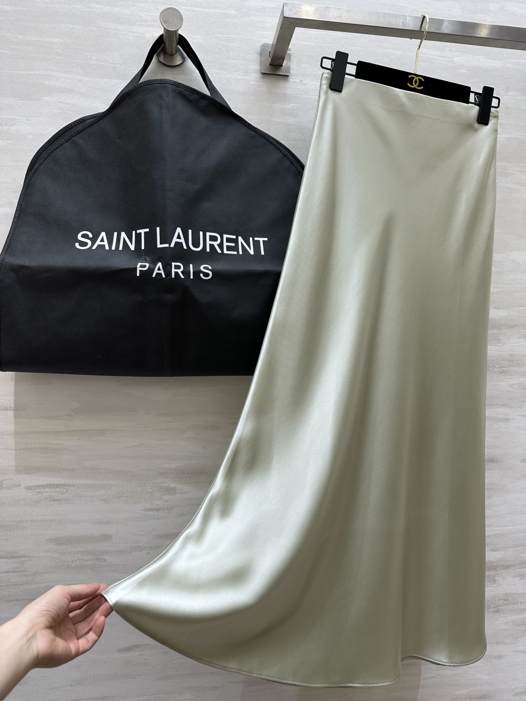 强烈推荐 超级(๑>◡<๑)爆炸款 Saint Lauren♡²⁶新品 走路带风 自带坠感 醋酸长款半裙