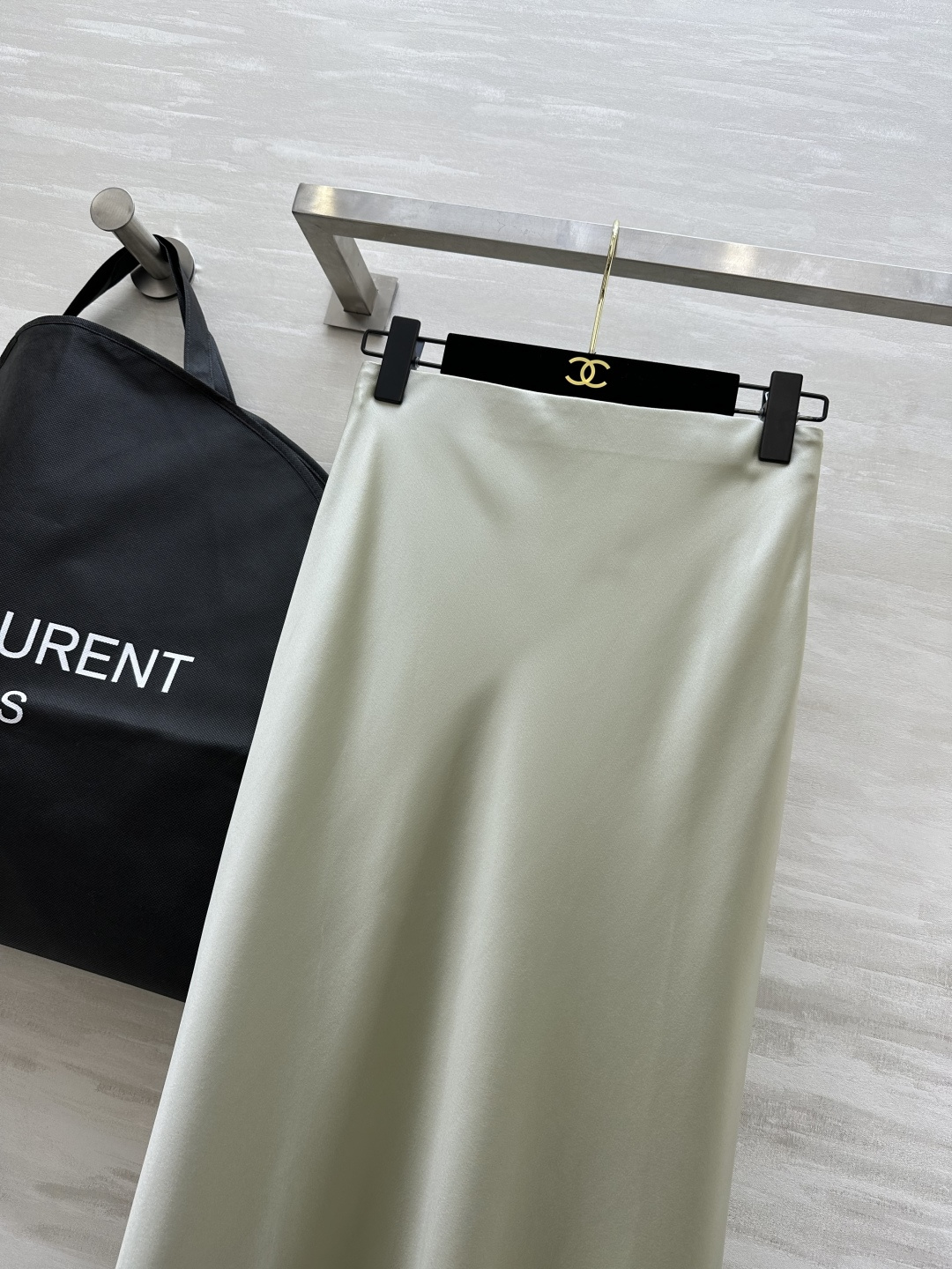 强烈推荐 超级(๑>◡<๑)爆炸款 Saint Lauren♡²⁶新品 走路带风 自带坠感 醋酸长款半裙