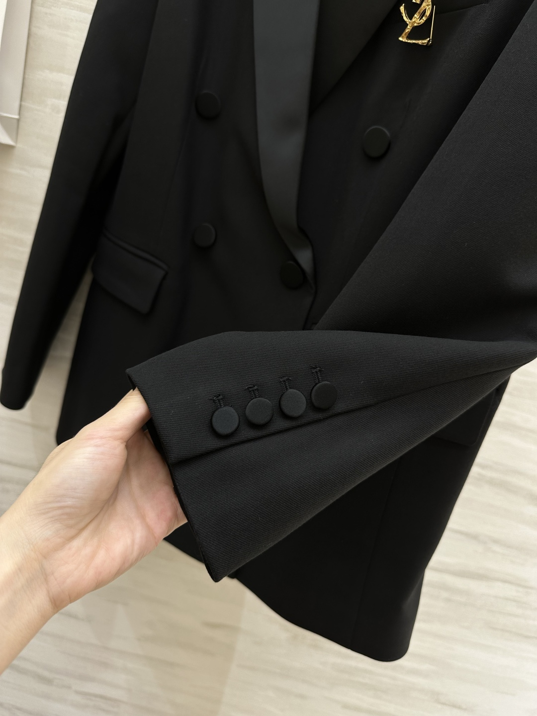 #ysl爆款 戗驳领西装外套 定制羊毛面料亲肤舒适 立体剪裁版型上身超级显瘦 配送胸针精致高级 高品质定