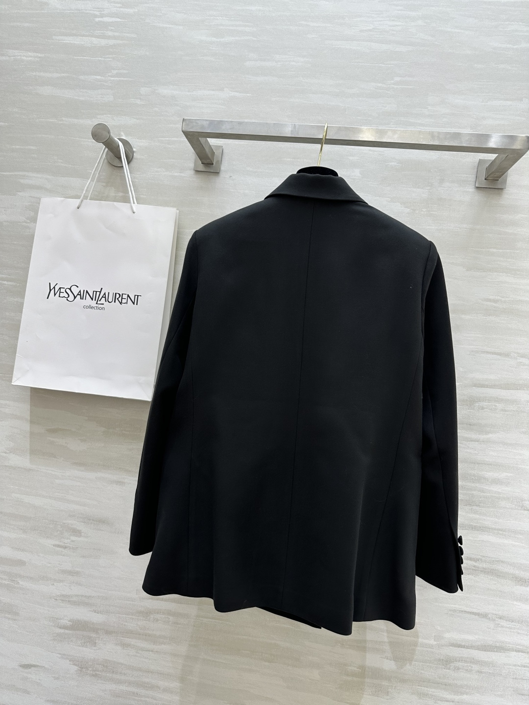 #ysl爆款 戗驳领西装外套 定制羊毛面料亲肤舒适 立体剪裁版型上身超级显瘦 配送胸针精致高级 高品质定