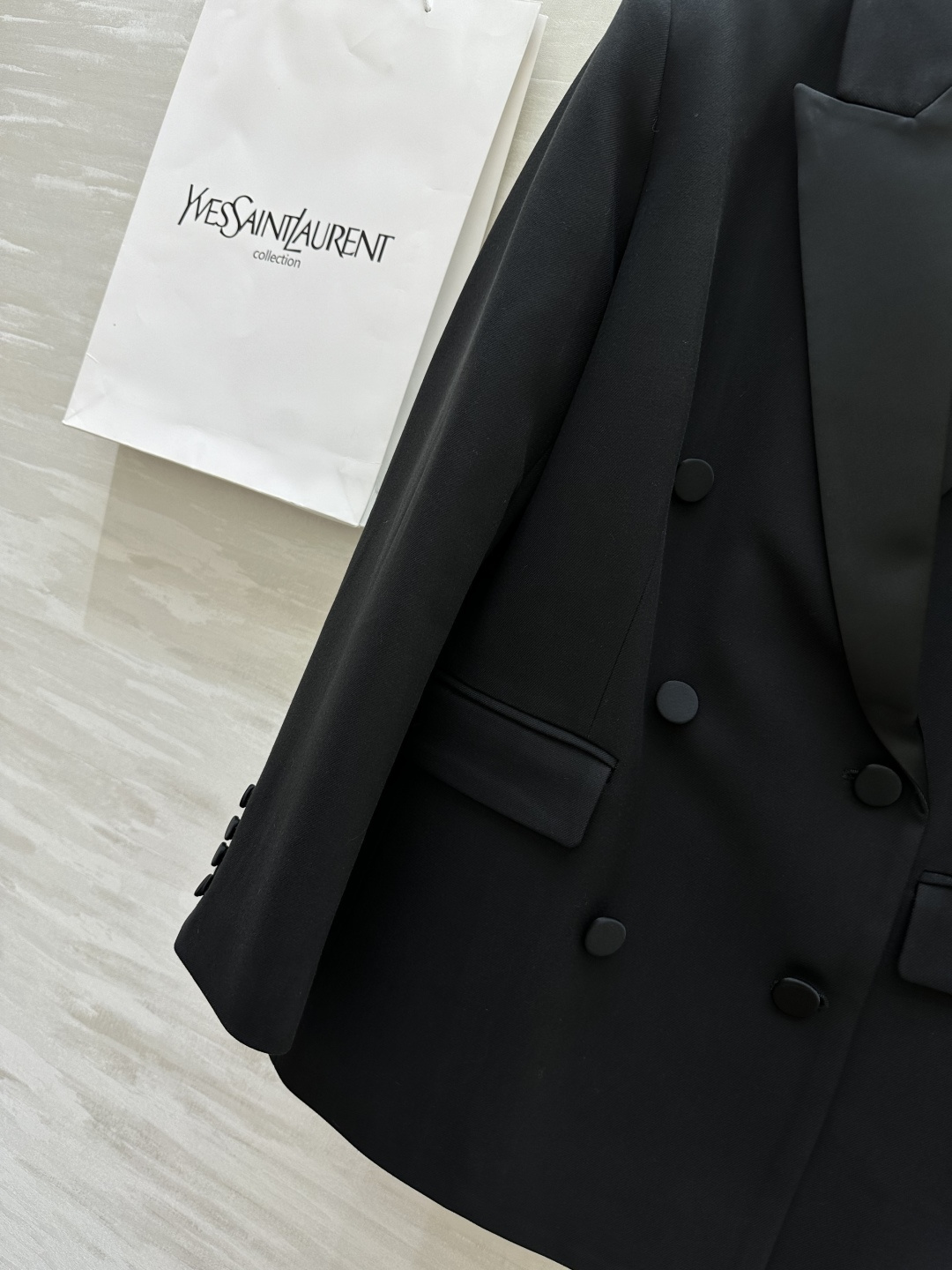 #ysl爆款 戗驳领西装外套 定制羊毛面料亲肤舒适 立体剪裁版型上身超级显瘦 配送胸针精致高级 高品质定