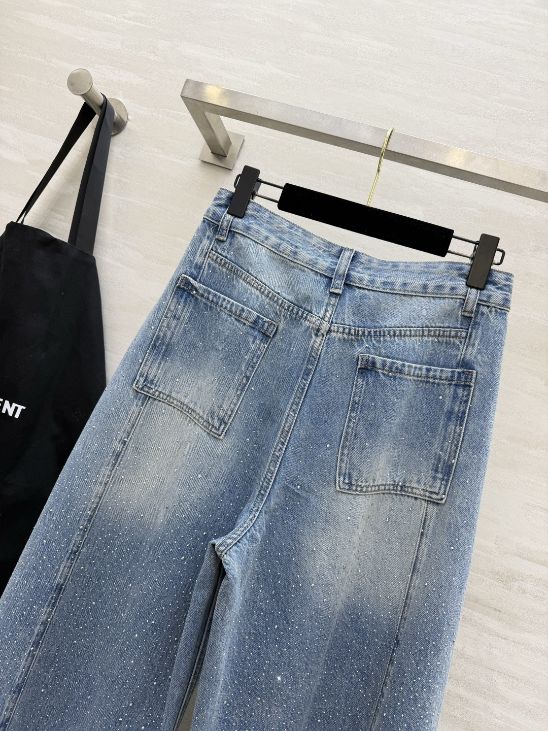 #ysl²⁶氛围感满钻阔腿牛仔裤 这条满天星牛仔裤真的美到心巴上💫经典浅蓝水洗牛仔面料 自带柔和复古做旧