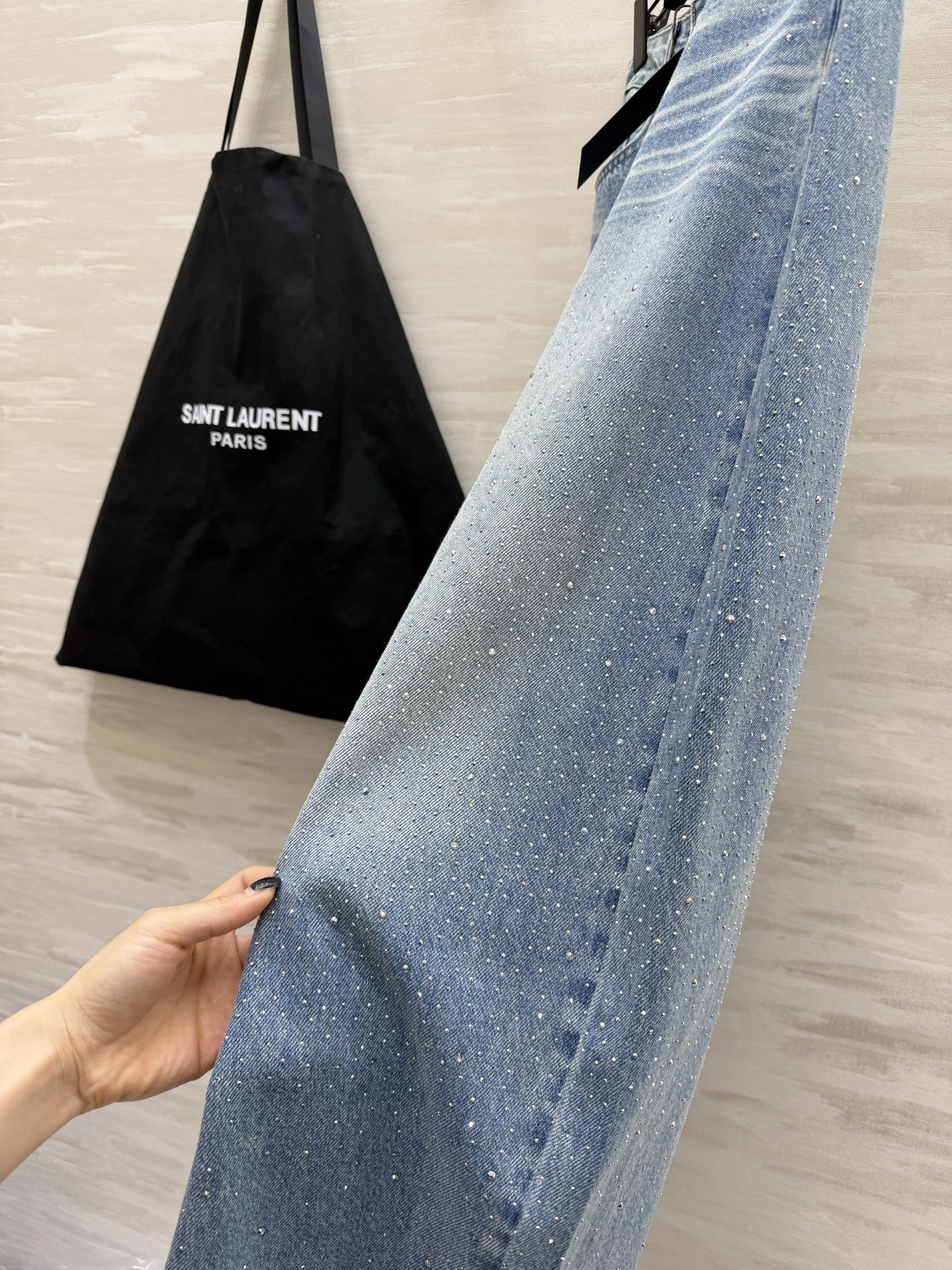 #ysl²⁶氛围感满钻阔腿牛仔裤 这条满天星牛仔裤真的美到心巴上💫经典浅蓝水洗牛仔面料 自带柔和复古做旧