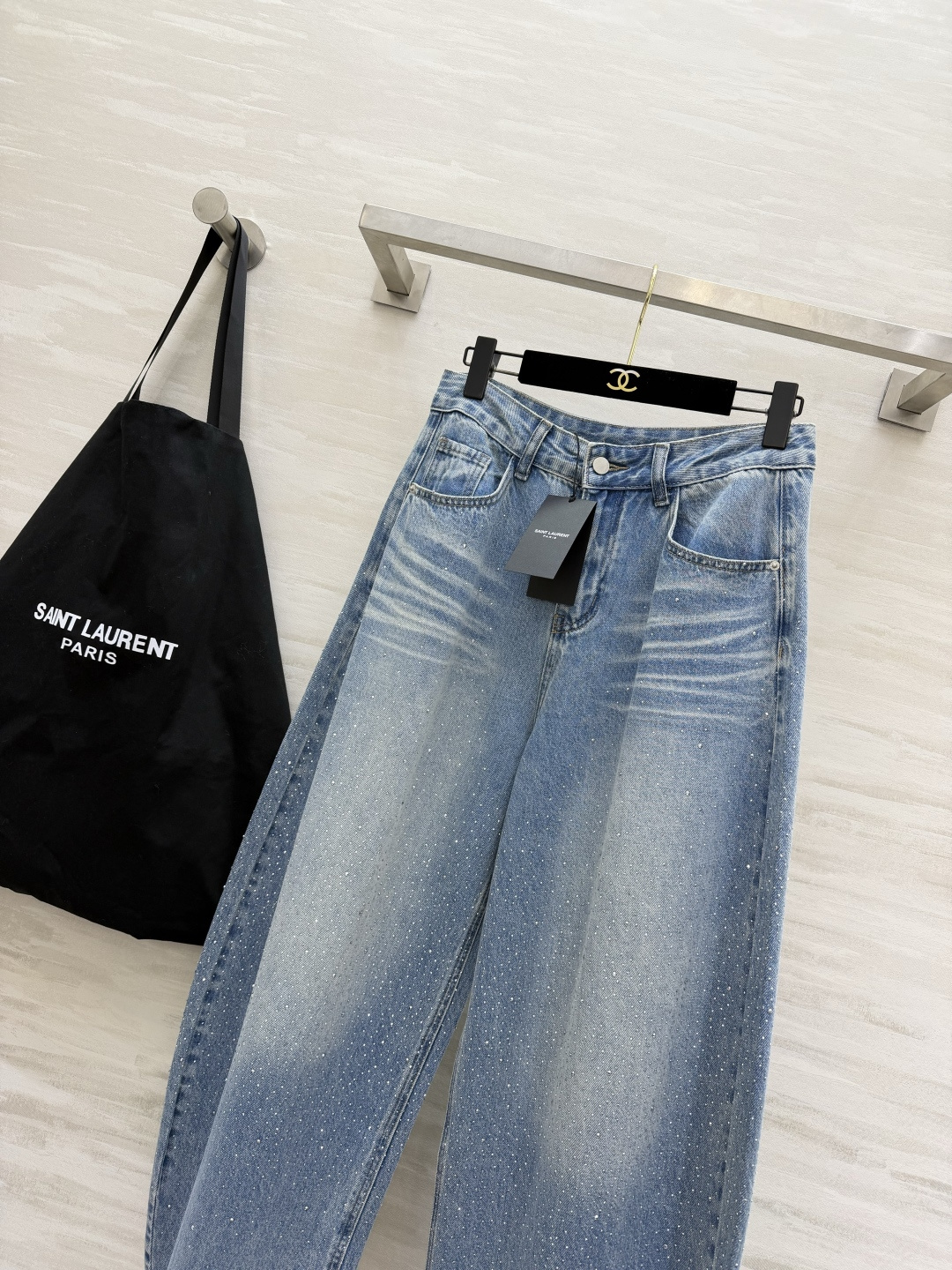 #ysl²⁶氛围感满钻阔腿牛仔裤 这条满天星牛仔裤真的美到心巴上💫经典浅蓝水洗牛仔面料 自带柔和复古做旧