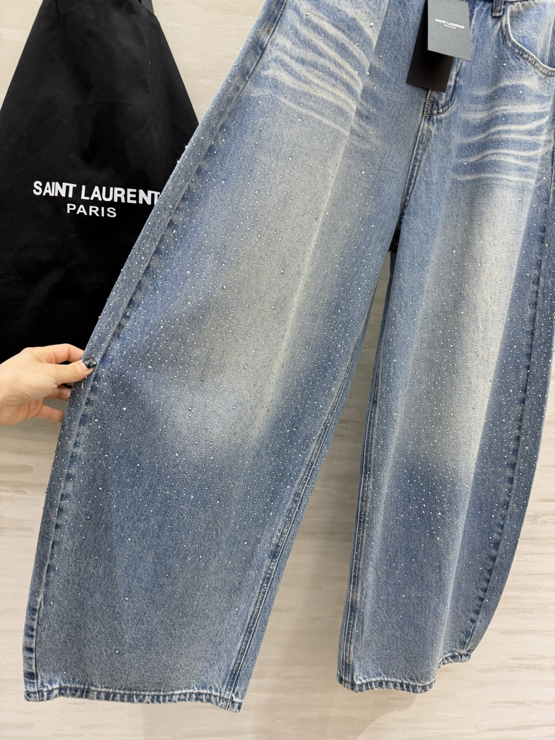 #ysl²⁶氛围感满钻阔腿牛仔裤 这条满天星牛仔裤真的美到心巴上💫经典浅蓝水洗牛仔面料 自带柔和复古做旧