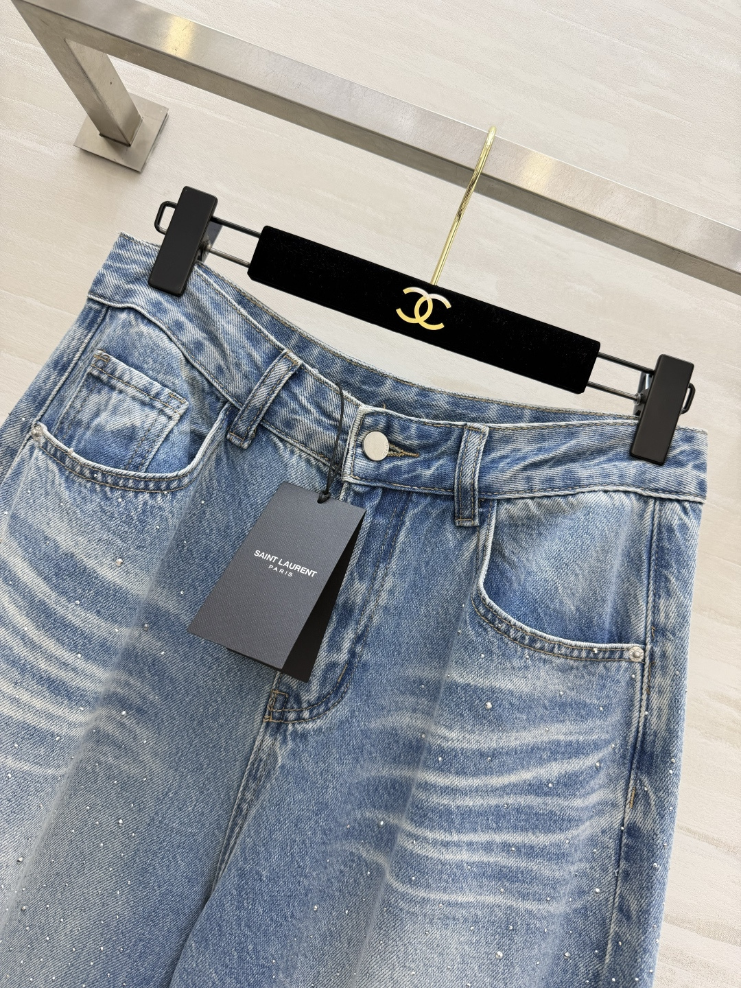 #ysl²⁶氛围感满钻阔腿牛仔裤 这条满天星牛仔裤真的美到心巴上💫经典浅蓝水洗牛仔面料 自带柔和复古做旧