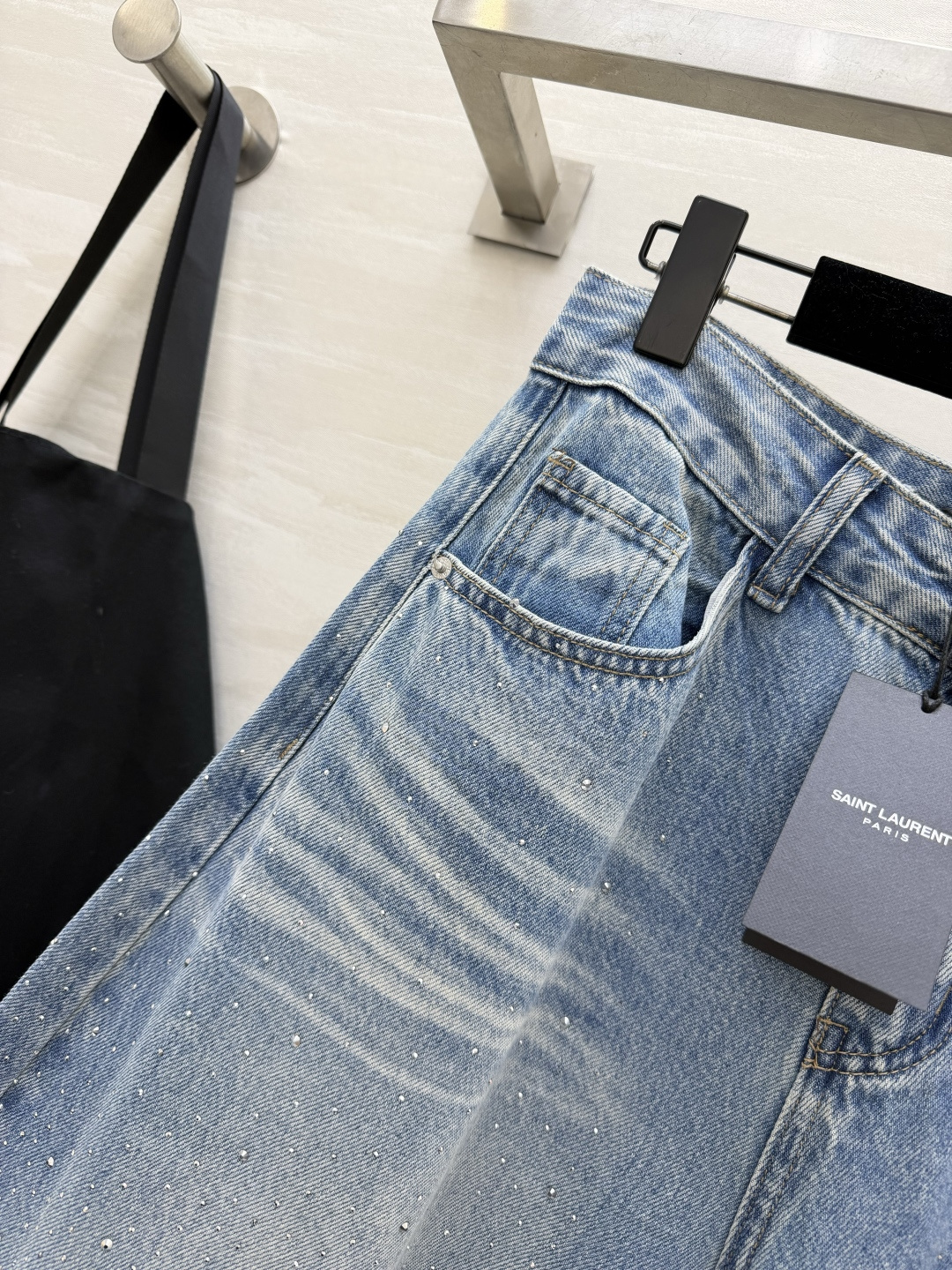 #ysl²⁶氛围感满钻阔腿牛仔裤 这条满天星牛仔裤真的美到心巴上💫经典浅蓝水洗牛仔面料 自带柔和复古做旧