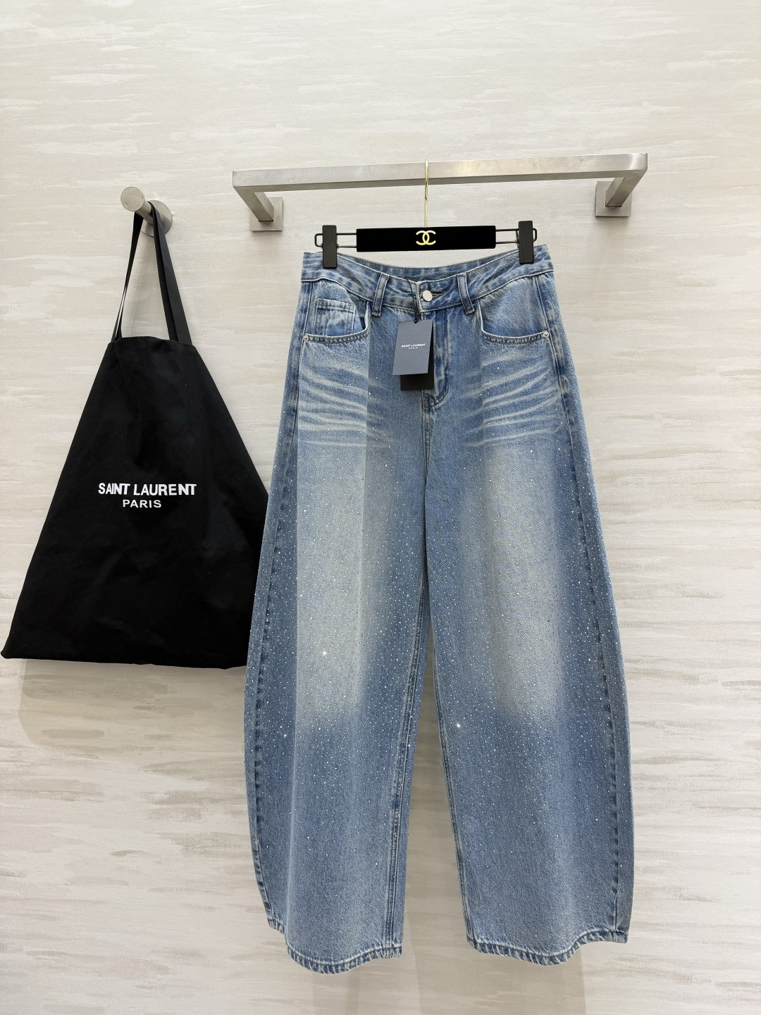 #ysl²⁶氛围感满钻阔腿牛仔裤 这条满天星牛仔裤真的美到心巴上💫经典浅蓝水洗牛仔面料 自带柔和复古做旧