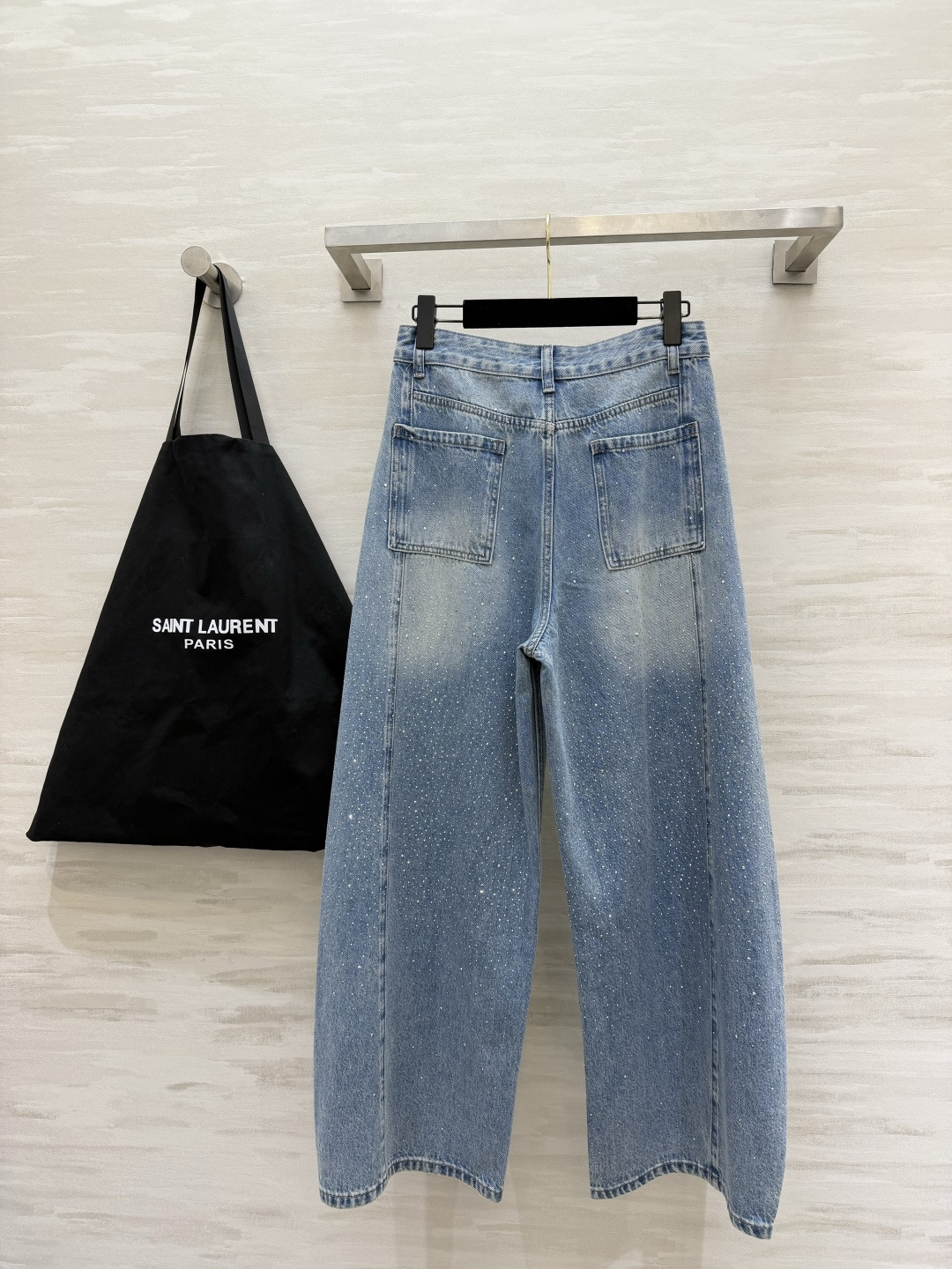 #ysl²⁶氛围感满钻阔腿牛仔裤 这条满天星牛仔裤真的美到心巴上💫经典浅蓝水洗牛仔面料 自带柔和复古做旧