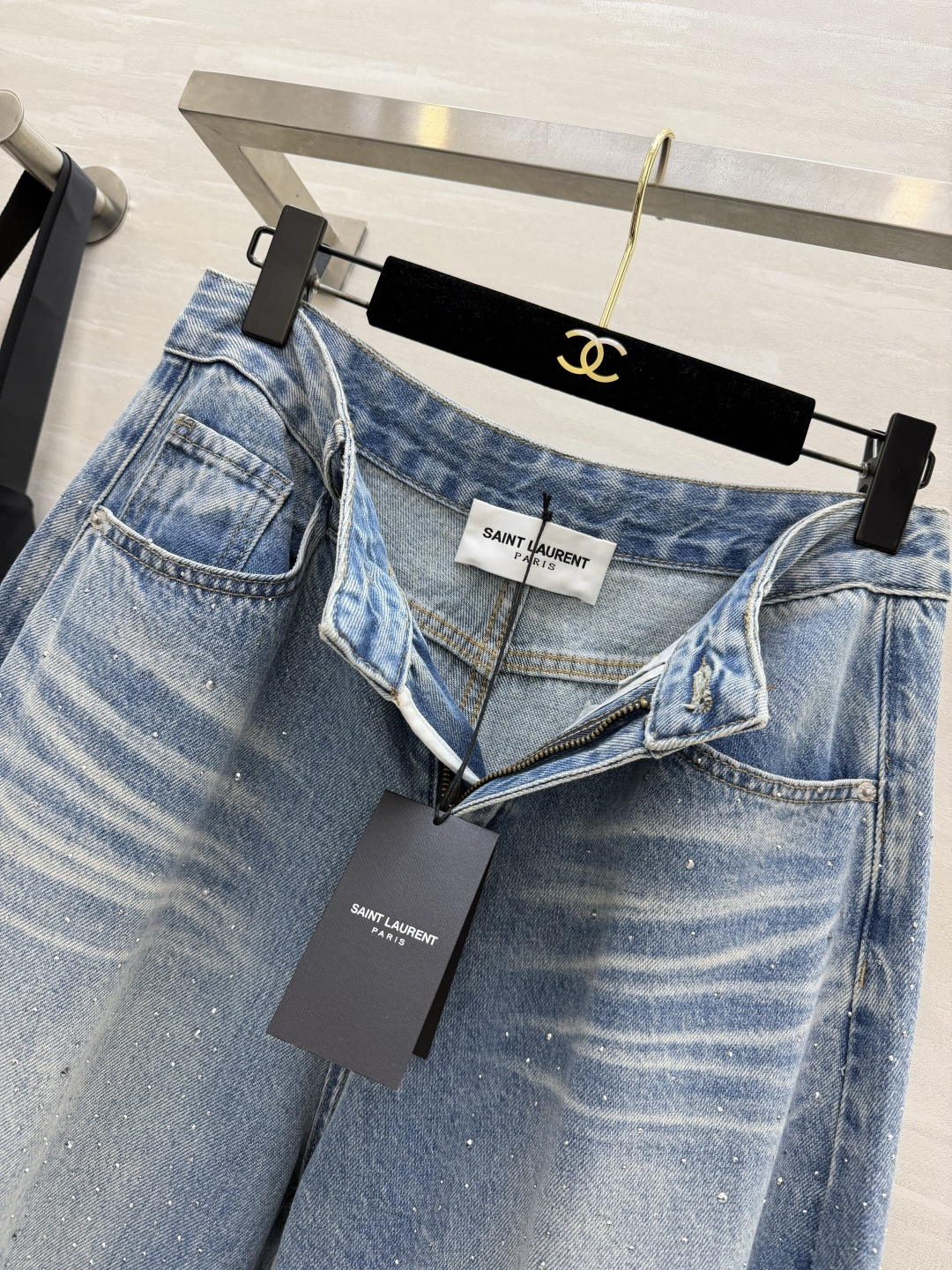#ysl²⁶氛围感满钻阔腿牛仔裤 这条满天星牛仔裤真的美到心巴上💫经典浅蓝水洗牛仔面料 自带柔和复古做旧
