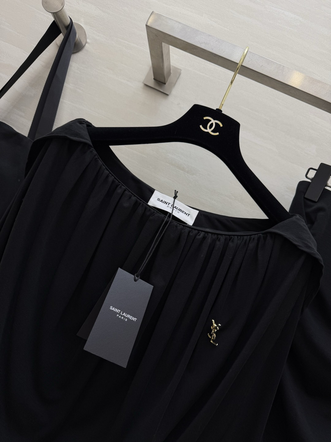 黑，永远是永不过时的高级主义🖤YSL经典高奢套装慵懒荡领露肩上衣+褶皱垂感半裙软糯面料，极致修身显瘦不动