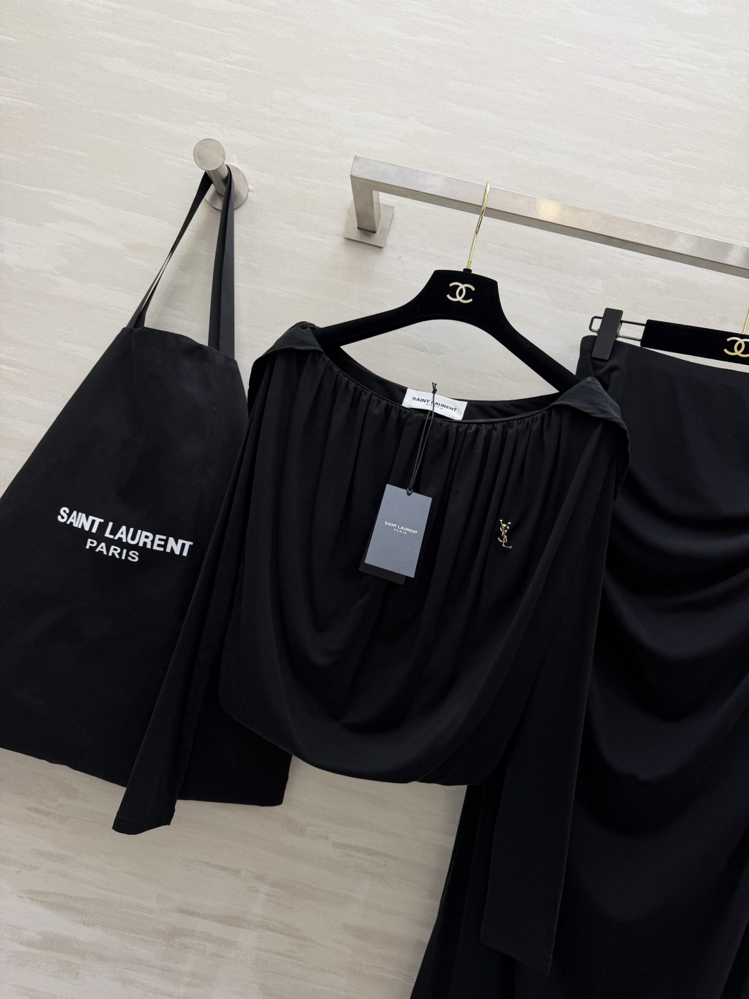 黑，永远是永不过时的高级主义🖤YSL经典高奢套装慵懒荡领露肩上衣+褶皱垂感半裙软糯面料，极致修身显瘦不动