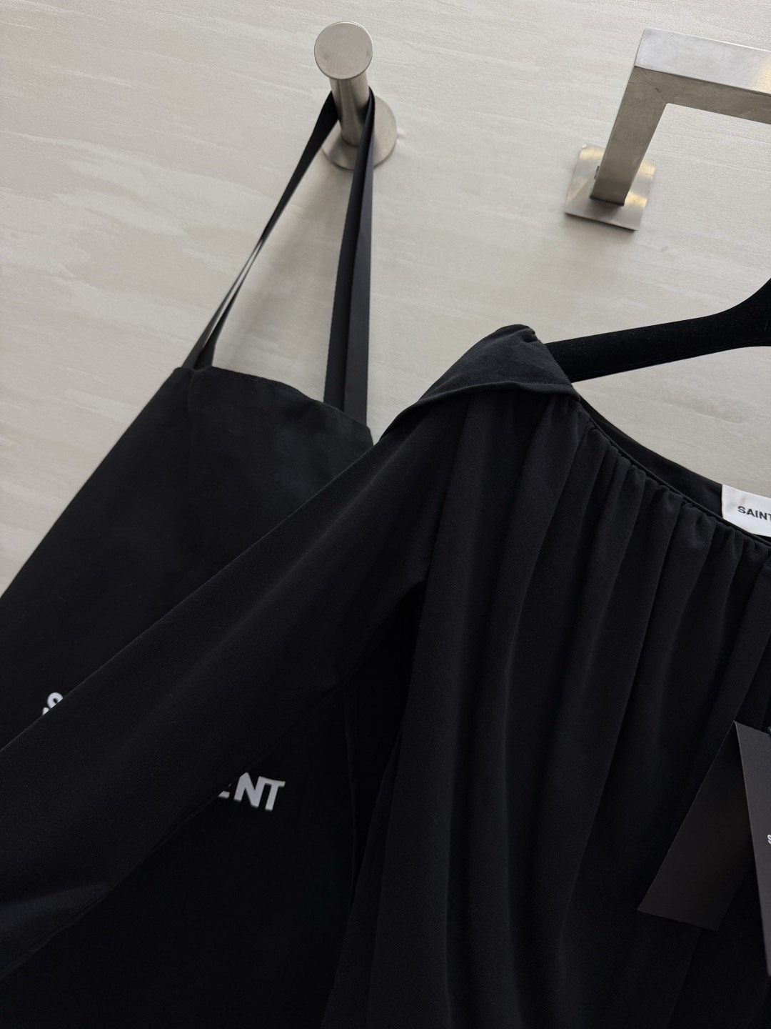 黑，永远是永不过时的高级主义🖤YSL经典高奢套装慵懒荡领露肩上衣+褶皱垂感半裙软糯面料，极致修身显瘦不动