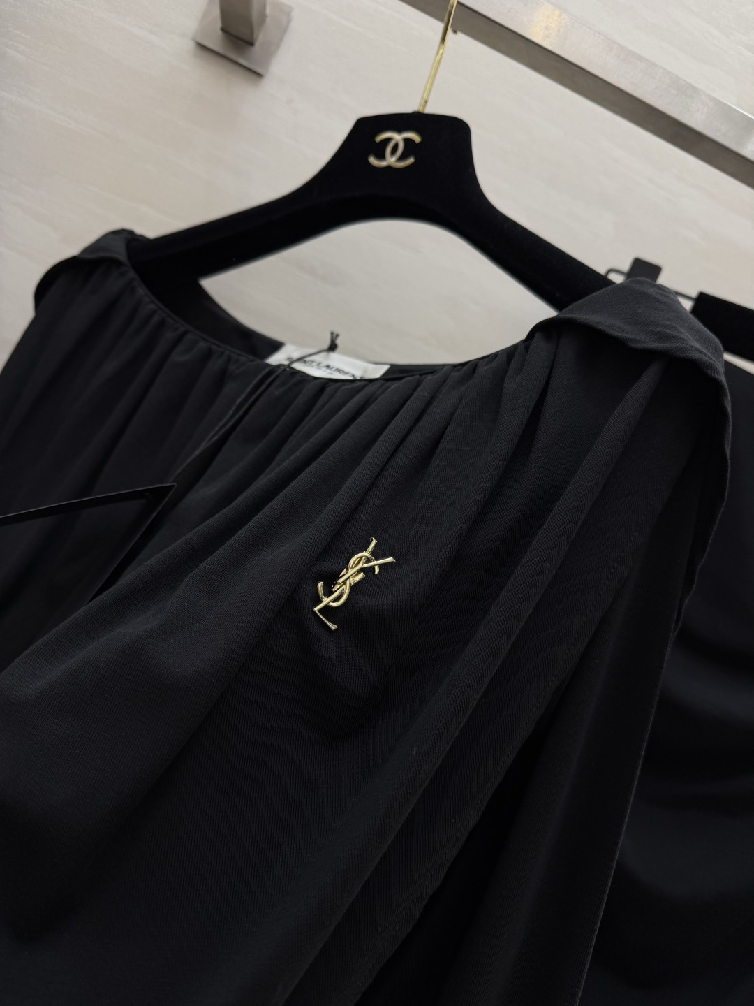 黑，永远是永不过时的高级主义🖤YSL经典高奢套装慵懒荡领露肩上衣+褶皱垂感半裙软糯面料，极致修身显瘦不动