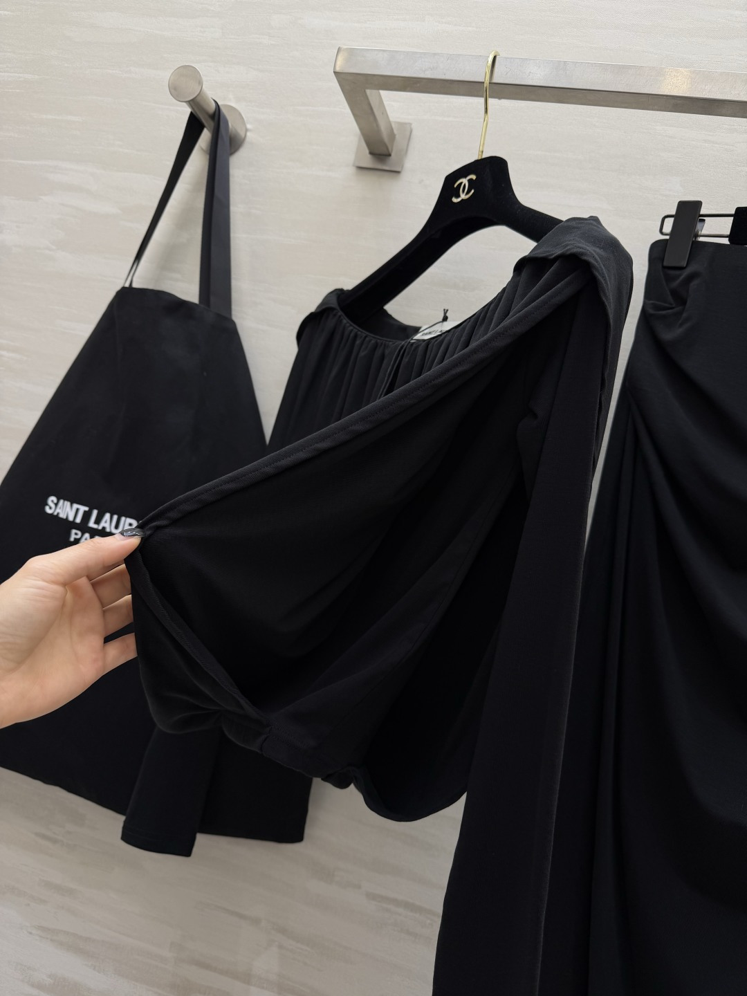 黑，永远是永不过时的高级主义🖤YSL经典高奢套装慵懒荡领露肩上衣+褶皱垂感半裙软糯面料，极致修身显瘦不动
