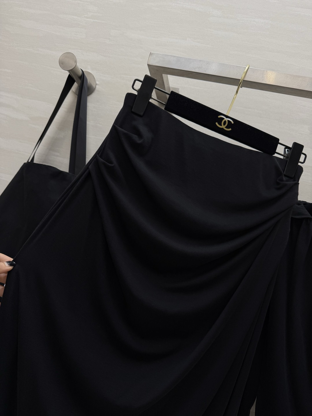 黑，永远是永不过时的高级主义🖤YSL经典高奢套装慵懒荡领露肩上衣+褶皱垂感半裙软糯面料，极致修身显瘦不动