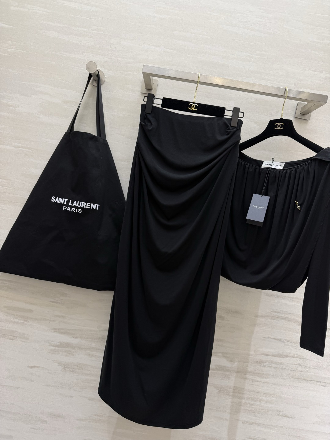 黑，永远是永不过时的高级主义🖤YSL经典高奢套装慵懒荡领露肩上衣+褶皱垂感半裙软糯面料，极致修身显瘦不动