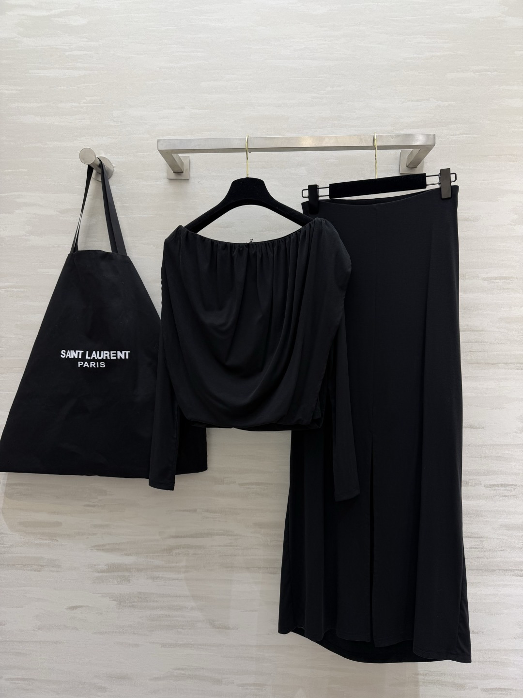 黑，永远是永不过时的高级主义🖤YSL经典高奢套装慵懒荡领露肩上衣+褶皱垂感半裙软糯面料，极致修身显瘦不动