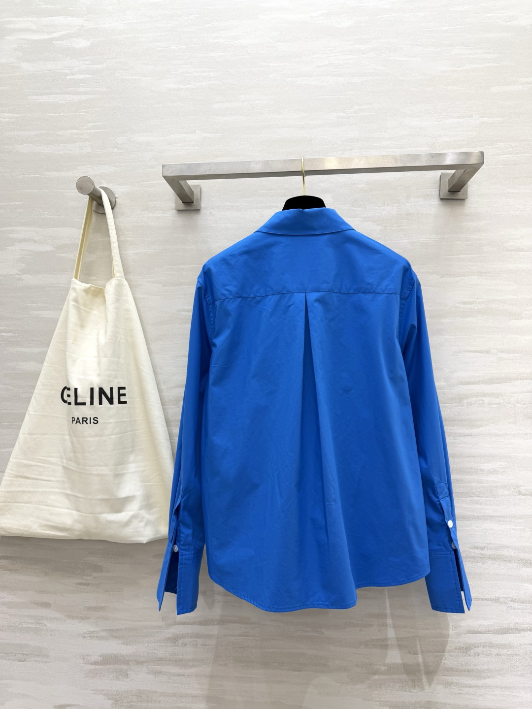 #CELIN♡²⁶氛围感拉满✨自带高级滤镜的克莱因蓝衬衫经典翻领+纯棉挺括面料随便搭配就是法式慵懒风衣橱